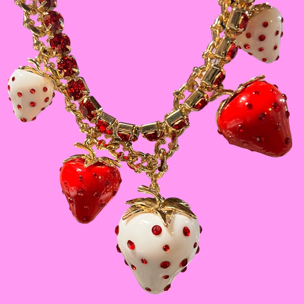 Betsey Johnson NWT Chunky Red White Rhinestone Gold Tone Strawberry Necklace - Picture 7 of 8